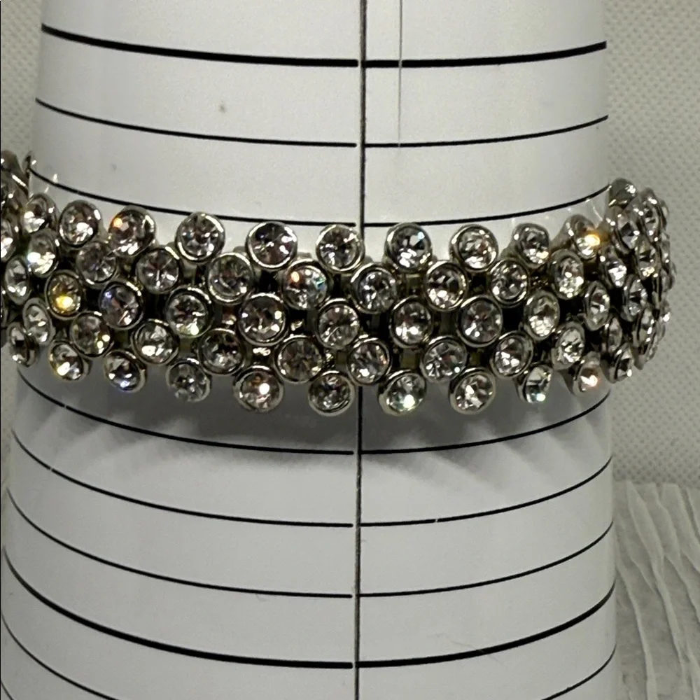 Elegant Silver tone bezel set rhinestone stretch Bracelet so pretty